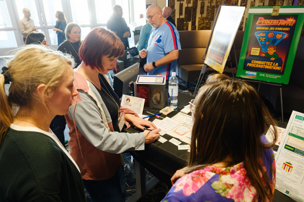 De nombreuses &eacute;tudes confirment que rendre les savoirs ludiques favorise l'apprentissage. Le 18 f&eacute;vrier dernier, une activit&eacute; de Foire ludique organis&eacute;e par le Service de soutien &agrave; la formation (SSF) dans le cadre du Mois de la p&eacute;dagogie universitaire a permis de d&eacute;couvrir et mettre en lumi&egrave;re des pratiques p&eacute;dagogiques innovantes &agrave; l&rsquo;UdeS qui prennent forme &agrave; travers le jeu.