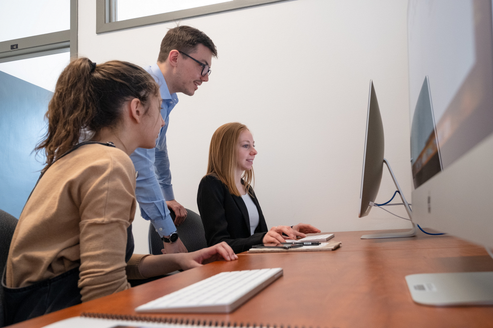 Des &eacute;tudiantes &agrave; l'&oelig;uvre au sein de la nouvelle agence-&eacute;cole de l'Universit&eacute; de Sherbrooke.