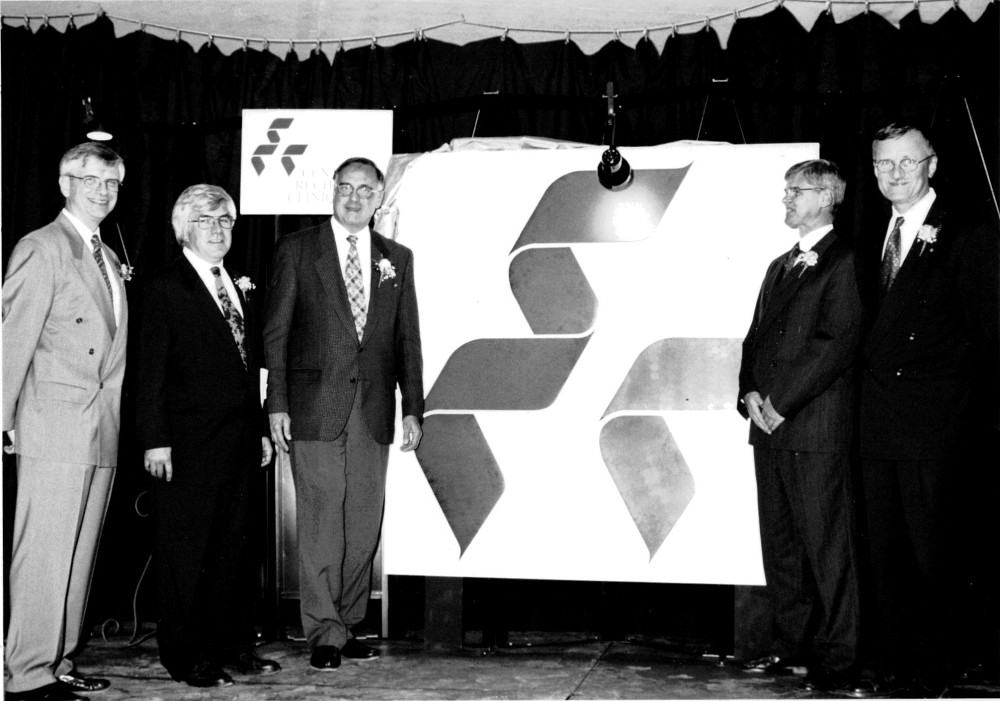 Inauguration des nouveaux locaux du Centre de recherche clinique (CRC), septembre 1998. De gauche à droite sur la photo apparaissent Pr Marek Rola-Pleszynski, M. Michel Bureau, M. Jean Rochon, M. Denis Paré, et le recteur Pierre Reid.