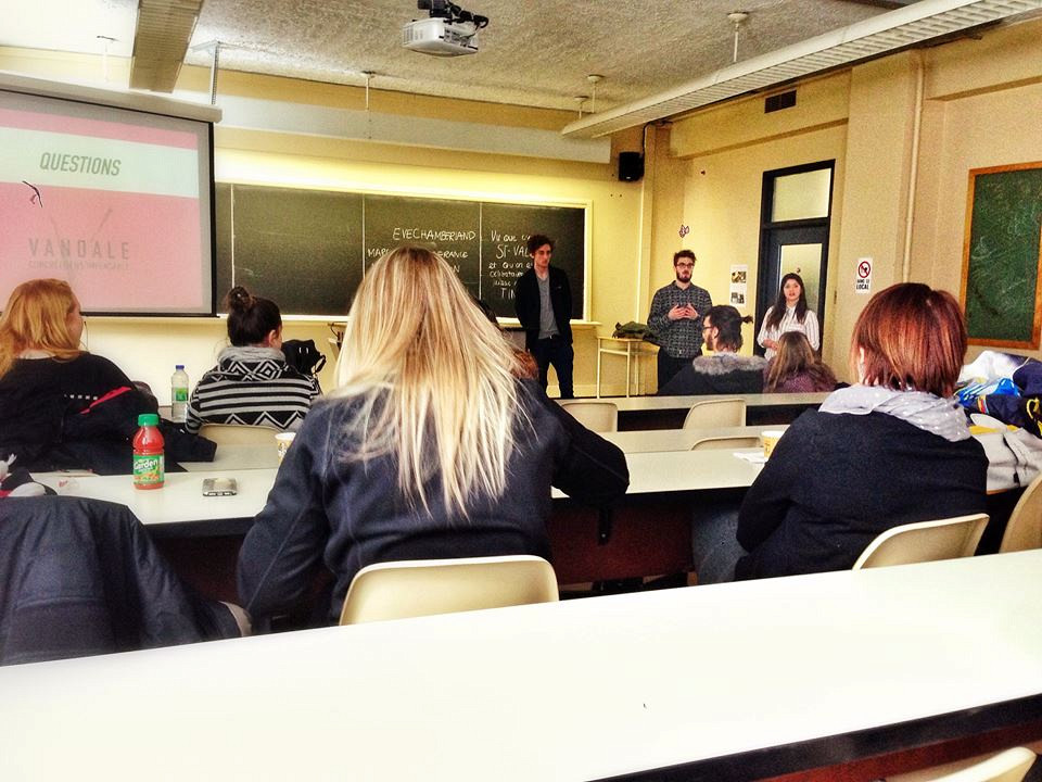 Des &eacute;tudiants en pr&eacute;paration pour les Jeux de la communication ont pr&eacute;sent&eacute; leur projet aux visiteurs lors de la Journ&eacute;e portes ouvertes.