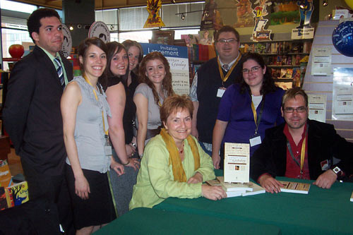 Résultat d'une activité de recherche menée en&nbsp;2007 par neuf étudiants de 3e&nbsp;année du baccalauréat en histoire, le livre Le pouvoir de l'écriture depuis Gutenberg traite de l'importance croissante de l'écriture et des imprimés depuis le 16e&nbsp;siècle. La professeure Christine Métayer, au centre, a dirigé la publication. Elle est entourée des étudiants qui ont collaboré à l'ouvrage et du chargé de cours René Paquin, qui a rédigé la conclusion.
