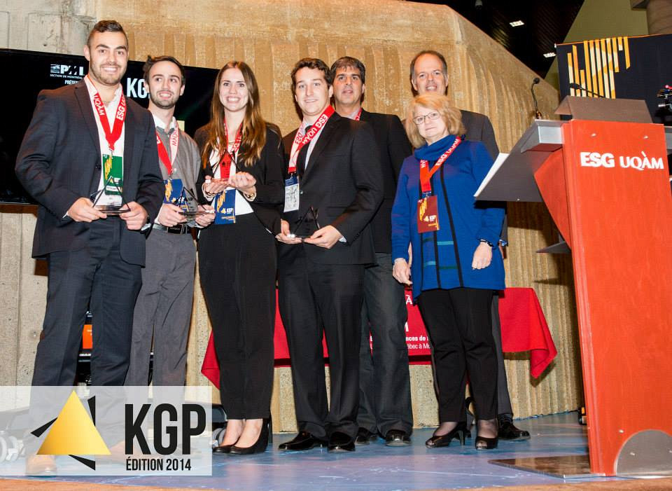L'&eacute;quipe gagnante dans la cat&eacute;gorie 1er cycle compos&eacute;e de&nbsp;Philippe-Olivier Turgeon, Alexandre Thibault,&nbsp;Gabrielle Rondeau et David H. Robitaille, fiers repr&eacute;sentants de la Facult&eacute; d'administration de l'Universit&eacute; de Sherbrooke.&nbsp;