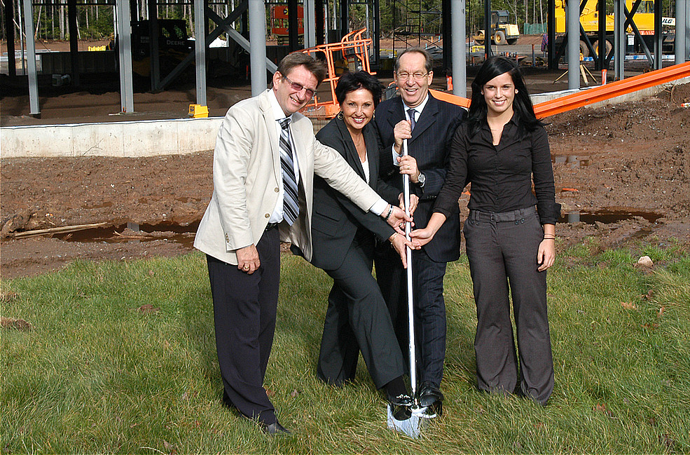 De gauche &agrave; droite, le Dr Aurel Schofield, directeur du Centre de formation m&eacute;dicale du Nouveau-Brunswick et doyen associ&eacute; de la Facult&eacute; de m&eacute;decine et des sciences de la sant&eacute; de l'Universit&eacute; de Sherbrooke; Martine Coulombe, ministre provinciale de l'&Eacute;ducation postsecondaire, Formation et Travail; Yvon Fontaine, recteur et vice-chancelier de l'Universit&eacute; de Moncton; et Jessy Phillips, de Saint-Quentin, &eacute;tudiante de troisi&egrave;me ann&eacute;e en m&eacute;decine.