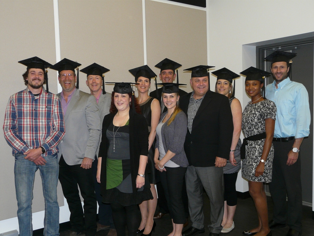 Premi&egrave;re rang&eacute;e&nbsp;: Karine Vandal , Laur&eacute;anne Breton Fattori et&nbsp;St&eacute;phane Caron.&Agrave; l&rsquo;arri&egrave;re, de gauche &agrave; droite&nbsp;: Simon Potel, Benoit Leduc, Patrice Deschamps, Monique Delisle, Joaquin Mora, M&eacute;lanie Valade, Marie-Prad&egrave;le Louis et Maxime Brunelle.