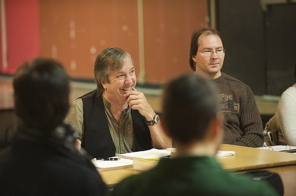 Le comédien Normand Chouinard discutant avec des étudiants à l'École de musique.