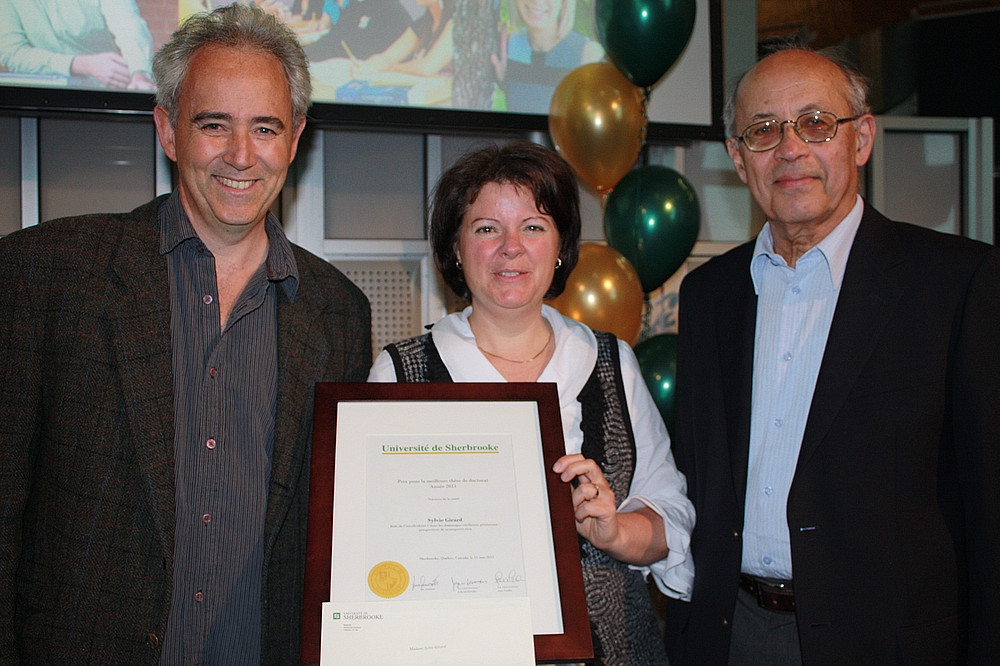Les professeurs Guillaume S&eacute;bire et Tewfik Nawar, de la Facult&eacute; de m&eacute;decine et des sciences de la sant&eacute;, re&ccedil;oivent des mains de la vice-rectrice aux &eacute;tudes, Lucie Laflamme, le prix pour le secteur Sciences de la sant&eacute; de Sylvie Girard, absente.