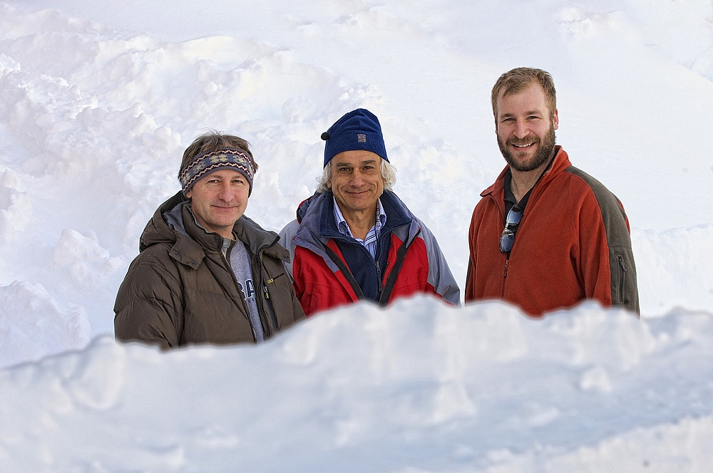 Patrick Cliche, ingénieur de recherche au CARTEL; Alain Royer, professeur au Département de géomatique appliquée, et Alexandre Langlois, postdoctorant à l'UdeS.