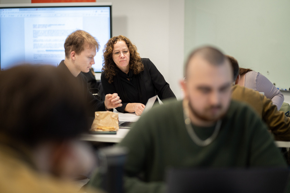 L'excellence de Karine Pr&eacute;mont, professeure titulaire &agrave; l&rsquo;&Eacute;cole de politique appliqu&eacute;e de la Facult&eacute; des lettres et sciences humaines, a &eacute;t&eacute; mise en lumi&egrave;re lors de la plus r&eacute;cente &eacute;dition de la C&eacute;r&eacute;monie annuelle de la qualit&eacute; de l&rsquo;enseignement de l&rsquo;Universit&eacute; de Sherbrooke.