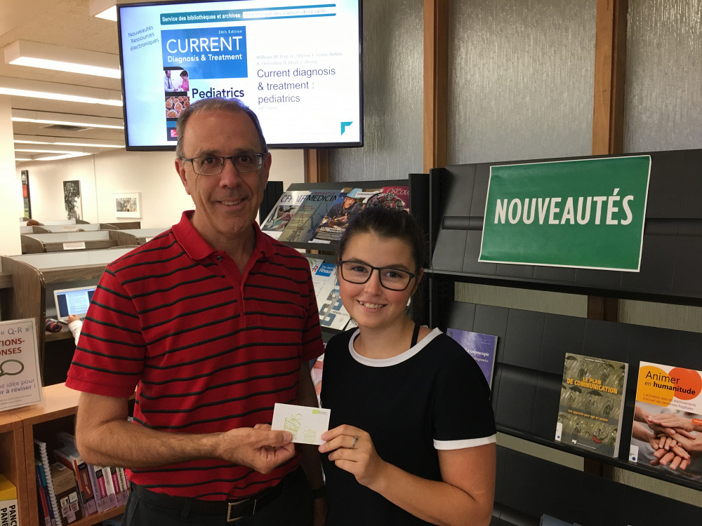Madame Maryka Larouche, &eacute;tudiante au baccalaur&eacute;at en ergoth&eacute;rapie et monsieur Pierre Adant, directeur de la Biblioth&egrave;que des sciences de la sant&eacute; et de la Biblioth&egrave;que du Fr&egrave;re-Th&eacute;ode