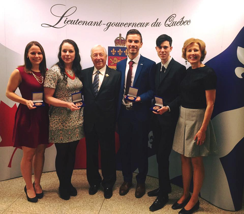 Joanie Whittom, Claudia Beaurivage, l'honorable J. Michel Doyon, Lieutenant-gouverneur du Qu&eacute;bec, &Eacute;ric Guimond, L&eacute;o J. Perrin et Johanne Desrosiers, vice-doyenne &agrave; la vie &eacute;tudiante et secr&eacute;taire de facult&eacute; &agrave; la Facult&eacute; de m&eacute;decine et des sciences de la sant&eacute;.Photo : fournie