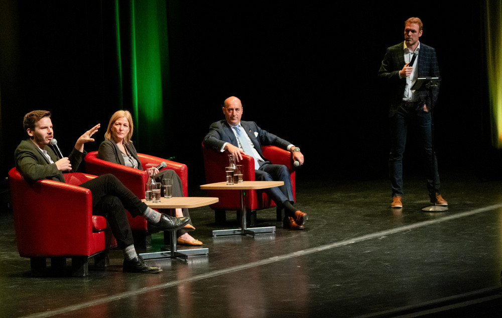 Les conf&eacute;renciers Pier-Alexandre Corriveau, Isabelle Gagnon et Nicolas Marcoux en compagnie de l&rsquo;animateur Pierre-Luc Pomerleau.