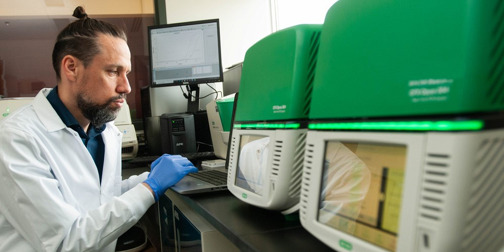 Mathieu Durand, directeur des opérations de la Plateforme RNomique de l’Université de Sherbrooke. Le projet de cette plateforme est l'un des quatre projets financés par le MEIE.