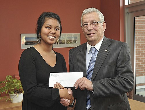 Phon-Sothearath Ouk, étudiante au baccalauréat en économique  et récipiendaire d'une bourse d'admission en compagnie du vice-doyen aux affaires étudiantes, le professeur Jacques Lavallée