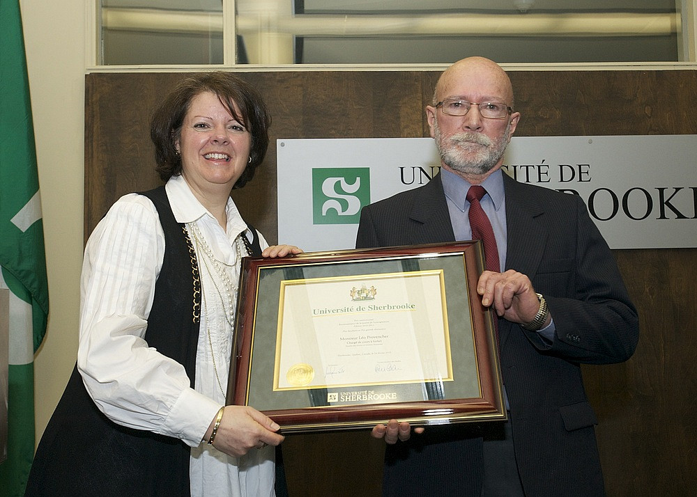 Léo Provencher a reçu le prix du volet individuel de la Grande distinction en enseignement universitaire des mains de la vice-rectrice Lucie Laflamme.