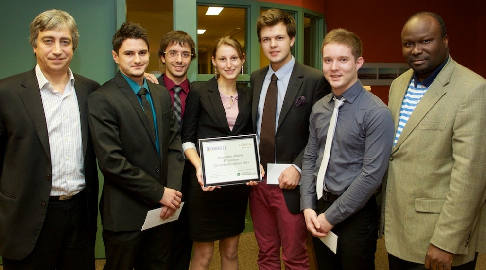 Alain Thiffault, de L'Or&eacute;al Canada, Antoine Cotte, Nicolas Langlais, Marie Delemonte, Maxence Bataille, Cyril Pr&ecirc;tre et Cyrille d'Almeida, charg&eacute; de cours et superviseur de l'&eacute;quipe gagnante.&nbsp; 
