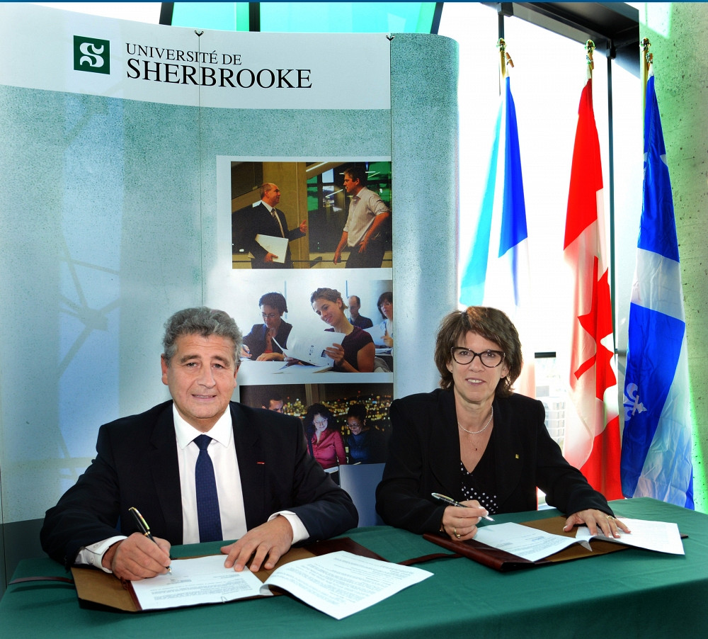 Le président de l'Université de Lyon, Khaled Bouabdallah, signe un accord-cadre avec la rectrice Luce Samoisette.