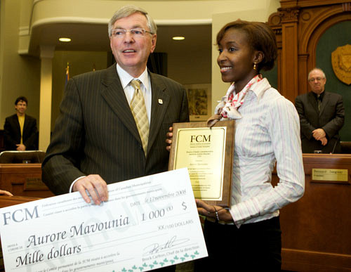 Le maire de Sherbrooke Jean Perrault et Aurore Mavounia, récipiendaire de la bourse Mairesse-Andrée-Boucher.