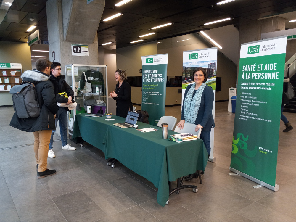 Kiosque d'information sur les services de l'Ombudsman et des Services &agrave; la vie &eacute;tudiante &agrave; Longueuil.