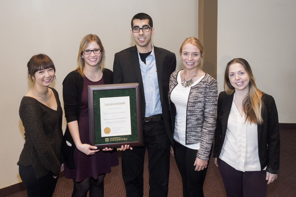 Camille Lavoie, Marie-Pier Tr&eacute;panier, Armand Djavidi, Laurence Fecteau et Julia Poulin.Absentes : Am&eacute;lie C&ocirc;t&eacute; et Isabelle Hamel-H&eacute;bert