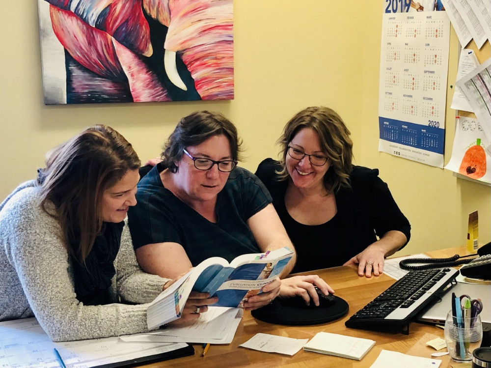 En décembre 2019, Judith (à droite) collabore avec Marie-Christine (à gauche), infirmière clinicienne, et Géraldine (au centre), agente administrative, pour informatiser les dossiers en soutien en domicile.
