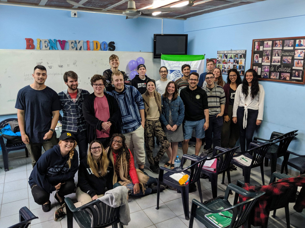 Un groupe d'étudiantes et d'étudiants en stage au Pérou.