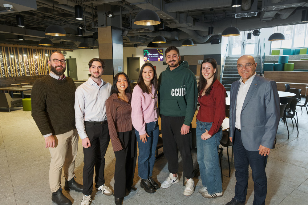 Pr R&eacute;mi Labelle-Deraspe, directeur des affaires &eacute;tudiantes &agrave; l'&Eacute;cole de gestion, les repr&eacute;sentantes et repr&eacute;sentants du REGS Gabriel Milky, Kim&eacute;lie Daviault, pr&eacute;sidente, Jahel Charette, Rapha&euml;l Laperle-Forget, Camille Cardinal et Pr Abdelouahab Mekki Berrada, doyen de l'&Eacute;cole de gestion.
