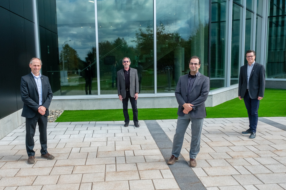 De gauche à droite : Pr Dominique Drouin, Pr Jean-François Beaulieu, Pr Nadi Braidy et le doyen de la Faculté de génie Pr Patrick Doucet