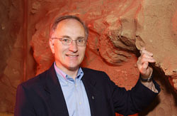 Le professeur Jean de Lafontaine mène des projets de recherche sur l\'atterrissage sur Mars.
Photo : Michel Caron