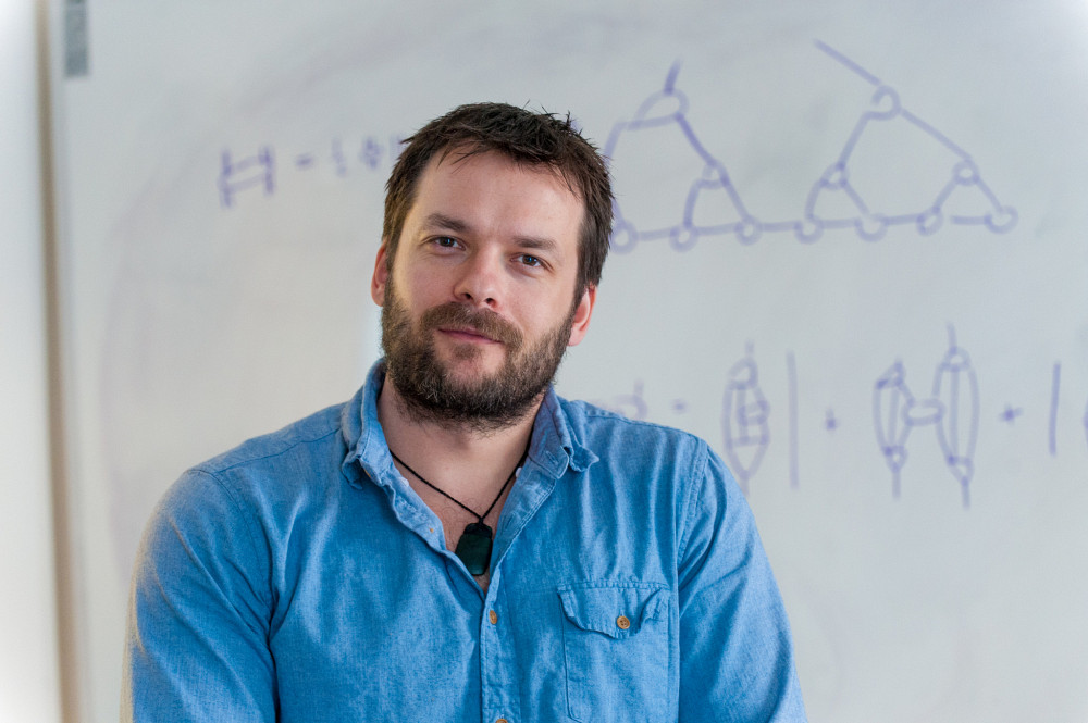 Professeur Glen Evenbly