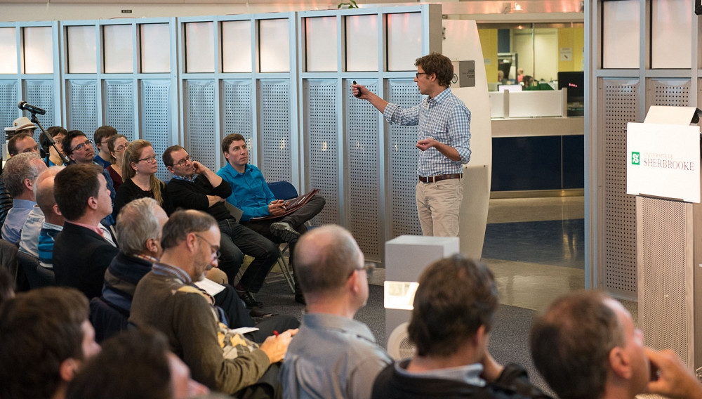 Pr Alexandre Blais pr&eacute;sente le projet devant l'assembl&eacute;e.