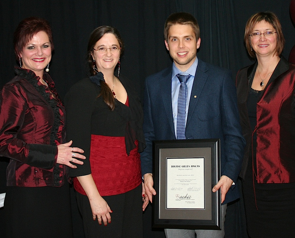 Chantale Sincerny, vice-pr&eacute;sidente de l&rsquo;ACDEC-Qu&eacute;bec; Sylvie Cayouette, coordonnatrice de stages &agrave; l&rsquo;UdeS; Fr&eacute;d&eacute;ric Marquis, r&eacute;cipiendaire de la bourse Gilles Joncas; et Lise Geoffroy, pr&eacute;sidente de l&rsquo;ACDEC-Qu&eacute;bec.