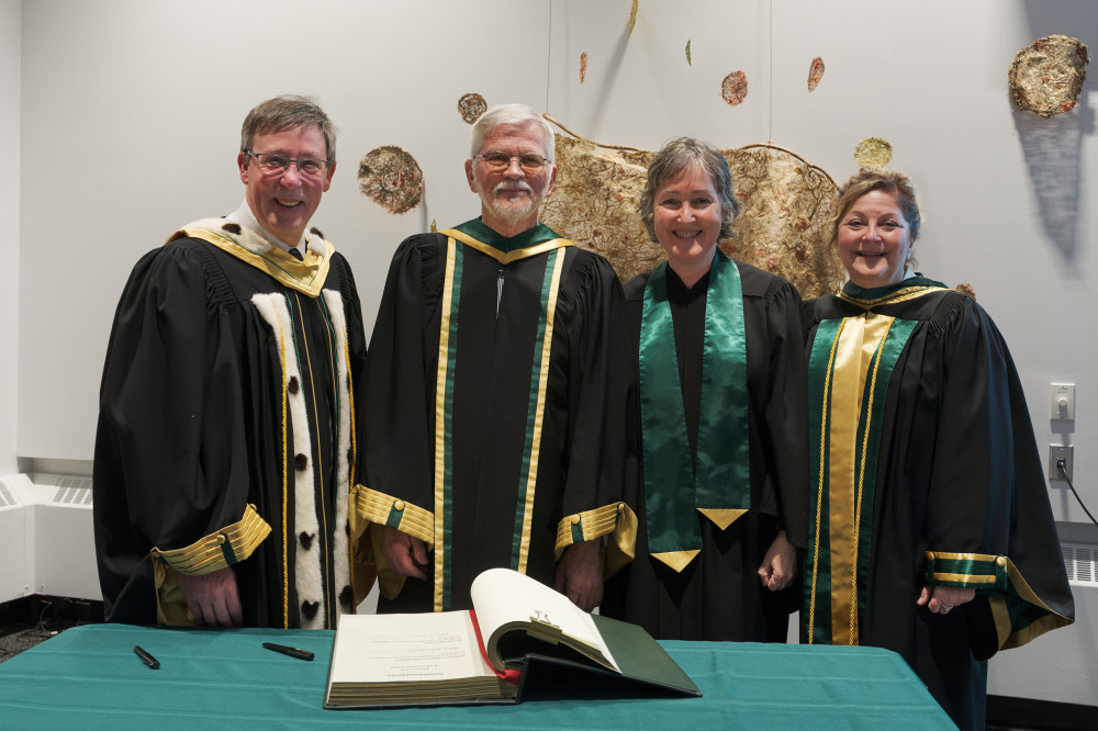 De gauche &agrave; droite : Pr&nbsp;Jean-Pierre Perreault, recteur de l'UdeS; Pr&nbsp;Louis Mercier, nouveau professeur &eacute;m&eacute;rite en lettres et sciences humaines; Pre&nbsp;Jos&eacute;e Vincent, directrice du D&eacute;partement des arts, langues et litt&eacute;ratures; Pre Anick Lessard, doyenne de la Facult&eacute; des lettres et sciences humaines.