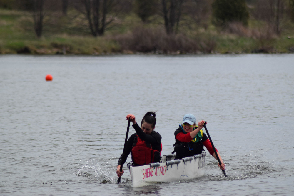 Deux membres de l'&eacute;quipe du cano&euml; de b&eacute;ton de l'UdeS