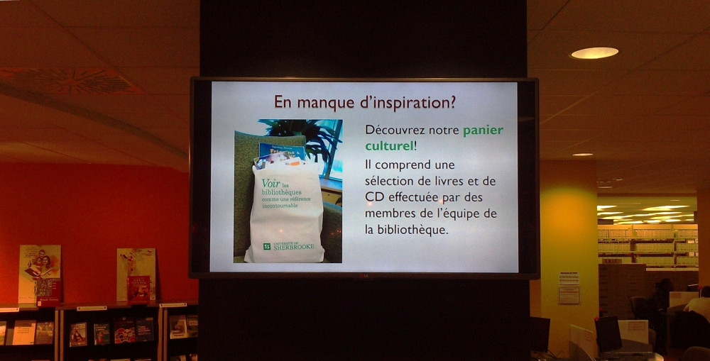 T&eacute;l&eacute;viseur &agrave; l'entr&eacute;e de la Biblioth&egrave;que Roger-Maltais