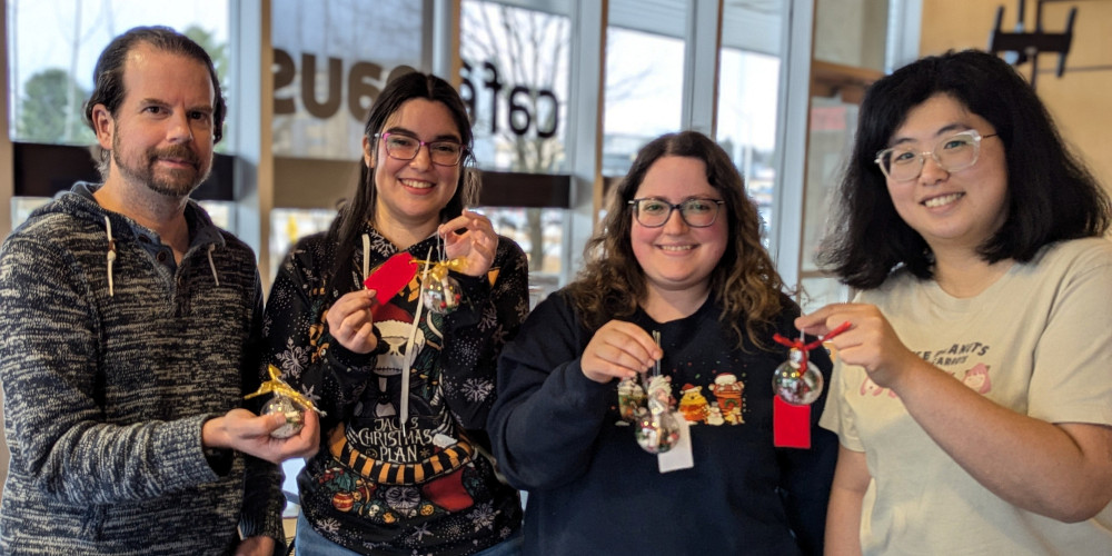 Les membres de l&rsquo;IRCUS ayant particip&eacute; &agrave; la premi&egrave;re s&eacute;ance de confection de boules de souhaits (de gauche &agrave; droite)&nbsp;: Jean-Fran&ccedil;ois Beaudoin, membre professionnel &agrave; l&rsquo;IRCUS, ing&eacute;nieur au Centre d&rsquo;imagerie mol&eacute;culaire de Sherbrooke (CIMS), Andrea Rivera, &eacute;tudiante &agrave; la ma&icirc;trise,&nbsp;Jessica Lessard, &eacute;tudiante au doctorat, et Jasmine Tsang, &eacute;tudiante &agrave; la ma&icirc;trise