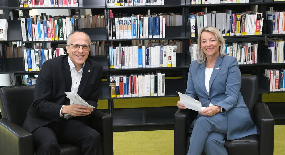 Le professeur, Pierre Cossette, recteur de l'UdeS, en compagnie de la mairesse de la Ville de Longueuil, madame Sylvie Parent, officialisant leur nouvelle collaboration.