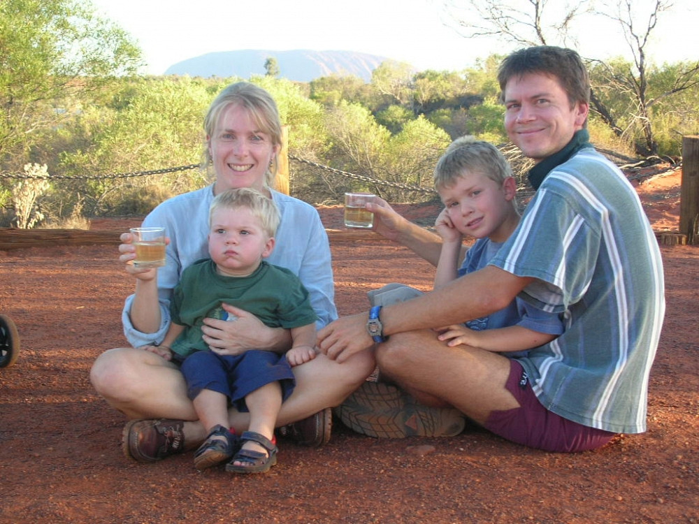 La famille Plaisance en Australie &ndash;&nbsp;les parents France et Martin, ainsi que leurs fils Bruno et Samuel, en 2004. Coucher du soleil avec Ayer's Rock en arri&egrave;re-plan, le fameux monolithe que les aborig&egrave;nes appellent Uluru.