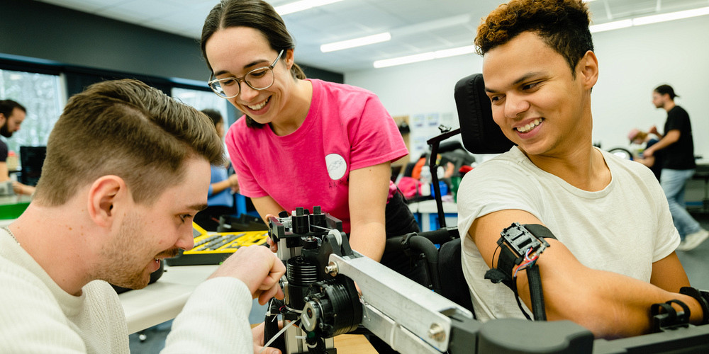 Le groupe étudiant du projet Amara, un bras robotisé qui vient en aide à une jeune adolescente quadriplégique.