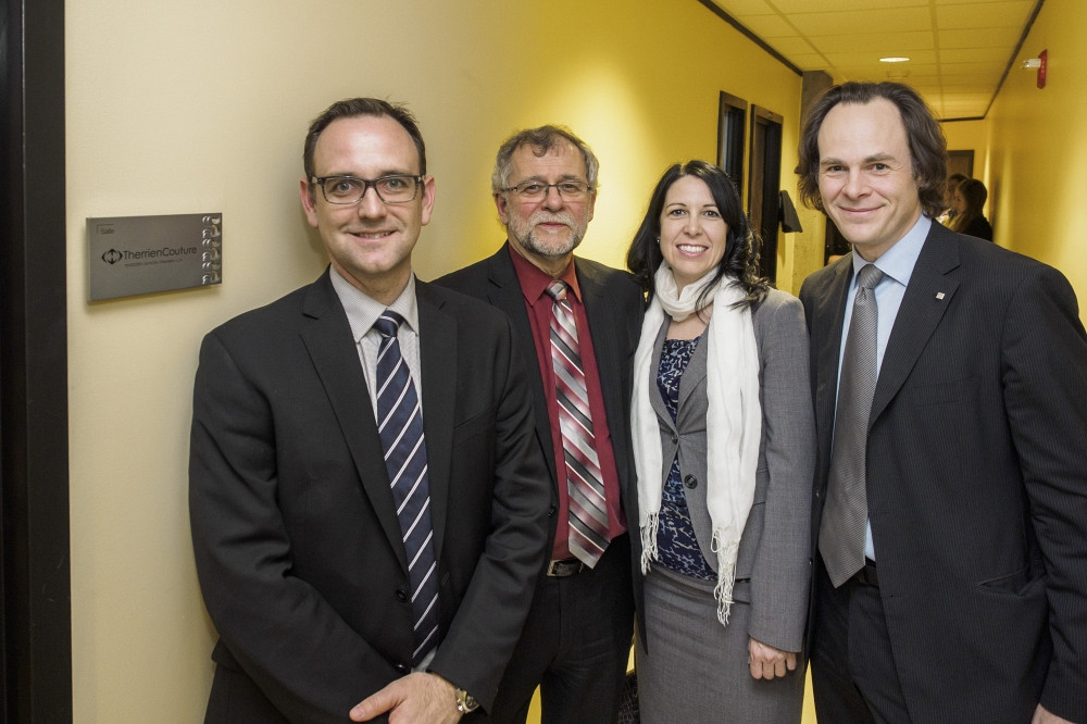 Me Yannick Crack, Me Denis L. Blouin et Me Marie-Claude Gaudreau, du cabinet Therrien Couture, en compagnie du doyen S&eacute;bastien Lebel-Grenier.