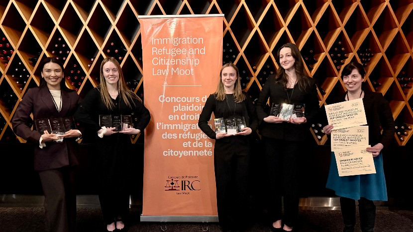 Neelab Ramazan-Zada,&nbsp;Am&eacute;lie Bouchard,&nbsp;Saphia-Maude Ouellet,&nbsp;Justine Lamy et professeure&nbsp;H&eacute;l&egrave;ne Mayrand
