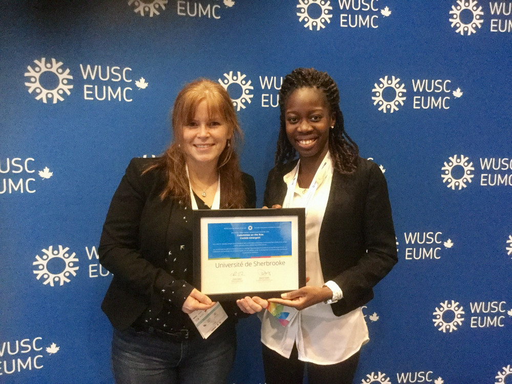 Julie Harnois, adjointe au vice-d&eacute;canat de la Facult&eacute; des lettres et sciences humaines, et&nbsp;Dina Delali Lib&eacute;r&eacute;e Adedze, &eacute;tudiante en &eacute;conomique &agrave; l'&Eacute;cole de gestion, &eacute;taient pr&eacute;sentes au nom du comit&eacute; pour recevoir le prix.