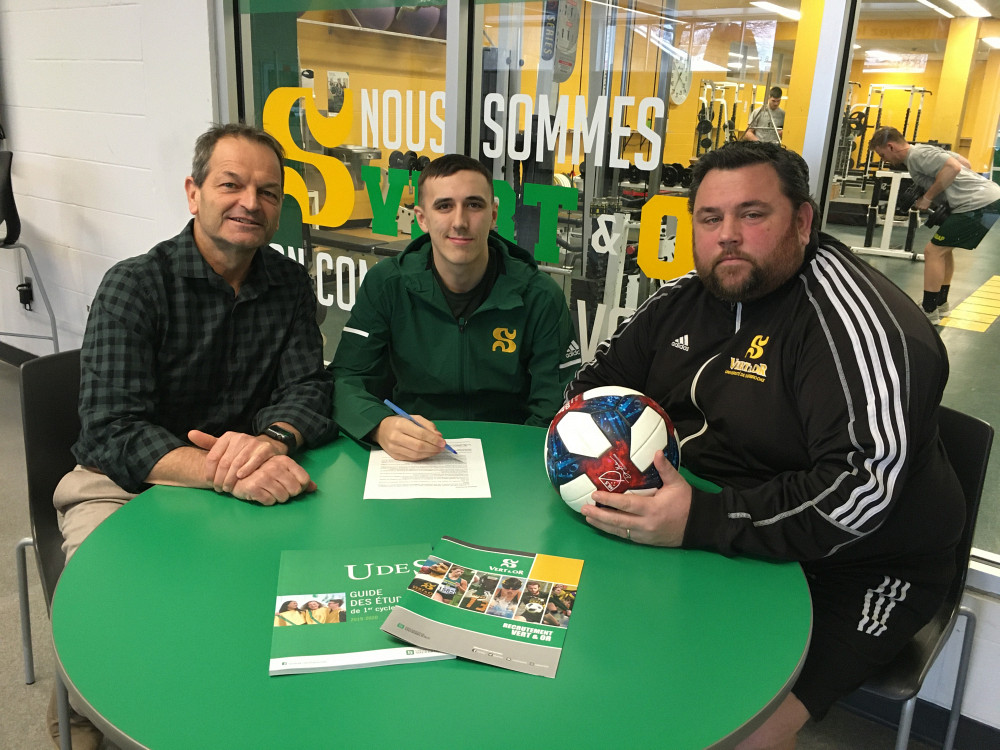 Jean-Pierre Boucher, dg du SSAP et David Guicherd, entra&icirc;neur du Vert & Or en soccer masculin, entoure David Harrison.