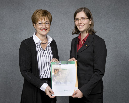 Sur la photo, nous retrouvons de gauche à droite madame Lyne Lavoie, donatrice et directrice générale de la Fondation J. Armand Bombardier, et madame Karine Dionne, récipiendaire de la bourse J. Armand Bombardier, d’une valeur de 15 000 $.