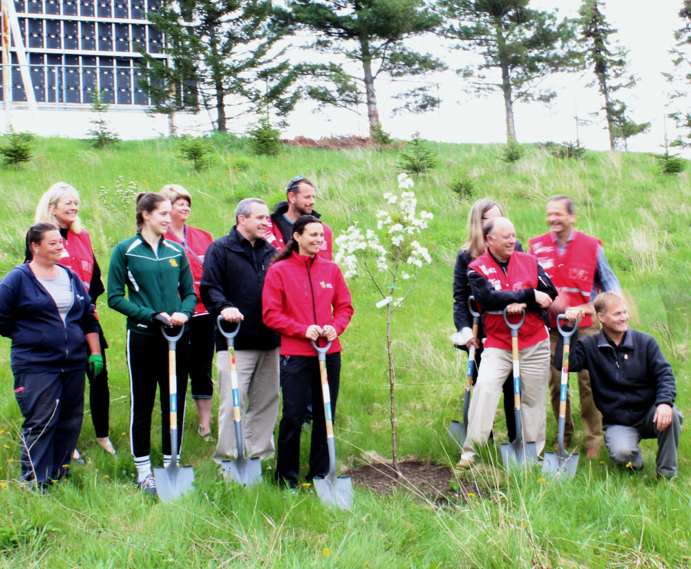 Des membres de l'équipe DD, de l'Opération Nez Rouge, du Service des immeubles et des représentants du Vert & Or ont procédé à la plantation des 16 premiers arbres de la Forêt nez Rouge de Sherbrooke.
