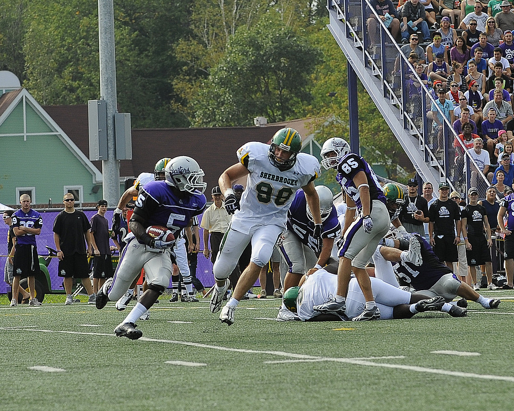 Billy Lemoine a r&eacute;ussi sept plaqu&eacute;s, dont six en solo, un sac du quart et provoqu&eacute; un &eacute;chapp&eacute; dans une victoire de 25-23 du Vert & Or face aux Gaiters de l'Universit&eacute; Bishop's.