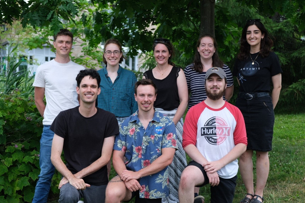 Membres du Laboratoire GEODES, 2024. De gauche &agrave; droite et de haut en bas : Guilhem Calas, &Eacute;lo&iuml;se Brassard, Myriam Lemelin, Ga&euml;lle Belleau-Magnat, Roksana Sheikholmolouki, Fr&eacute;d&eacute;ric Diotte, Alex Camon, Beno&icirc;t DesRochers. Certains membres &eacute;taient absents lors de la prise de photo&nbsp;: Anthony Mandeville, Christian Tai Udovicic, St&eacute;phanie Lachance.