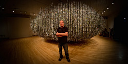 Une sculpture éloquente de 275 000 photographies à la Galerie d’art