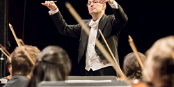 Un chef d’orchestre de l’École de musique aux commandes d’un ensemble professionnel<em></em>