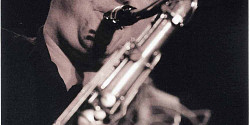Le saxophoniste Richard Savoie en prestation avec l'Ensemble de jazz de l'UdeS