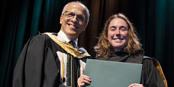 Éloïse Brassard reçoit la Médaille académique du Gouverneur général du Canada